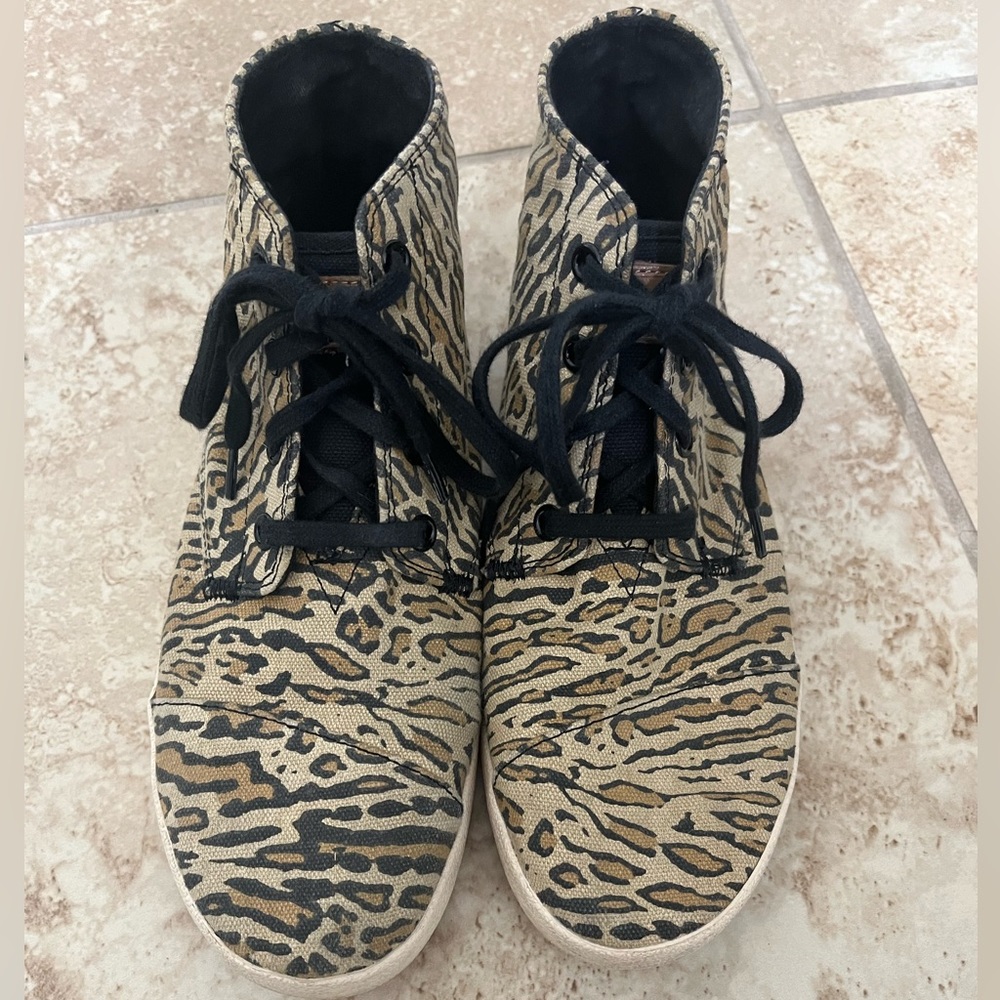 Leopard lace up Toms